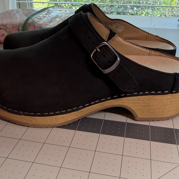 Dansko Women’s clogs - Picture 3 of 4